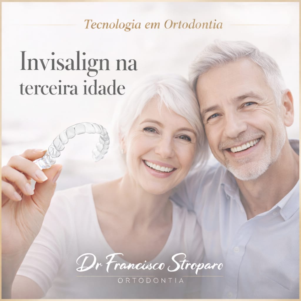 um casal da terceira idade abraçados e sorrindo ao lado a frase Invisalign da terceira idade