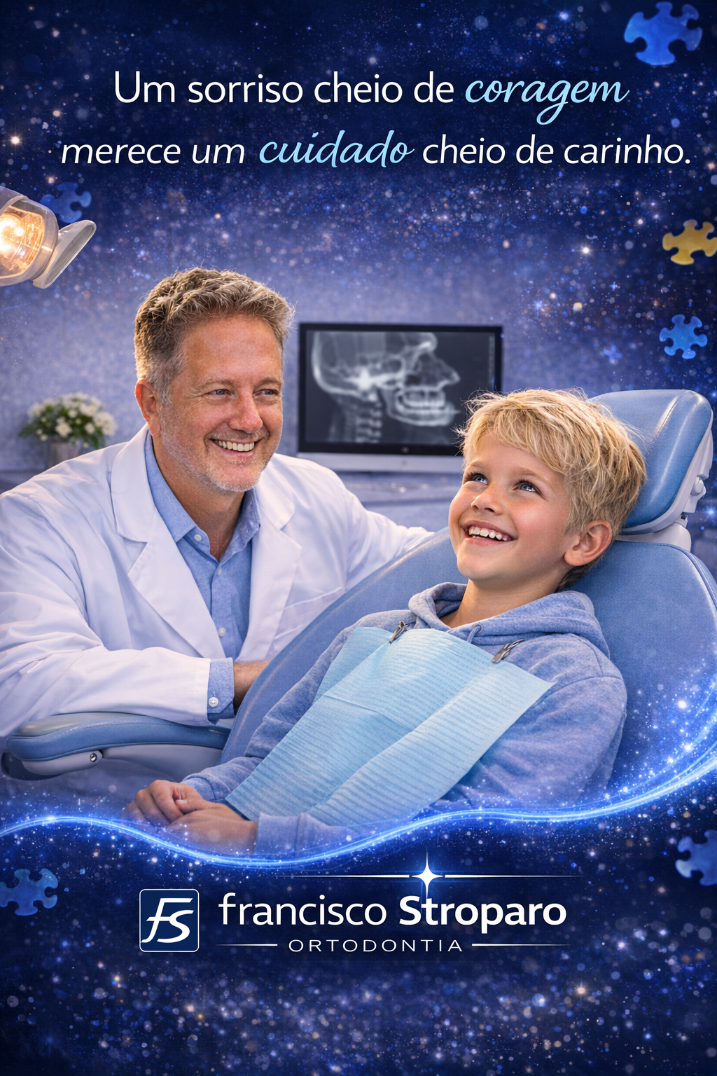 Criança autista sorrindo na cadeira odontológica durante atendimento com Invisalign, com ortodontista ao lado em ambiente acolhedor azul