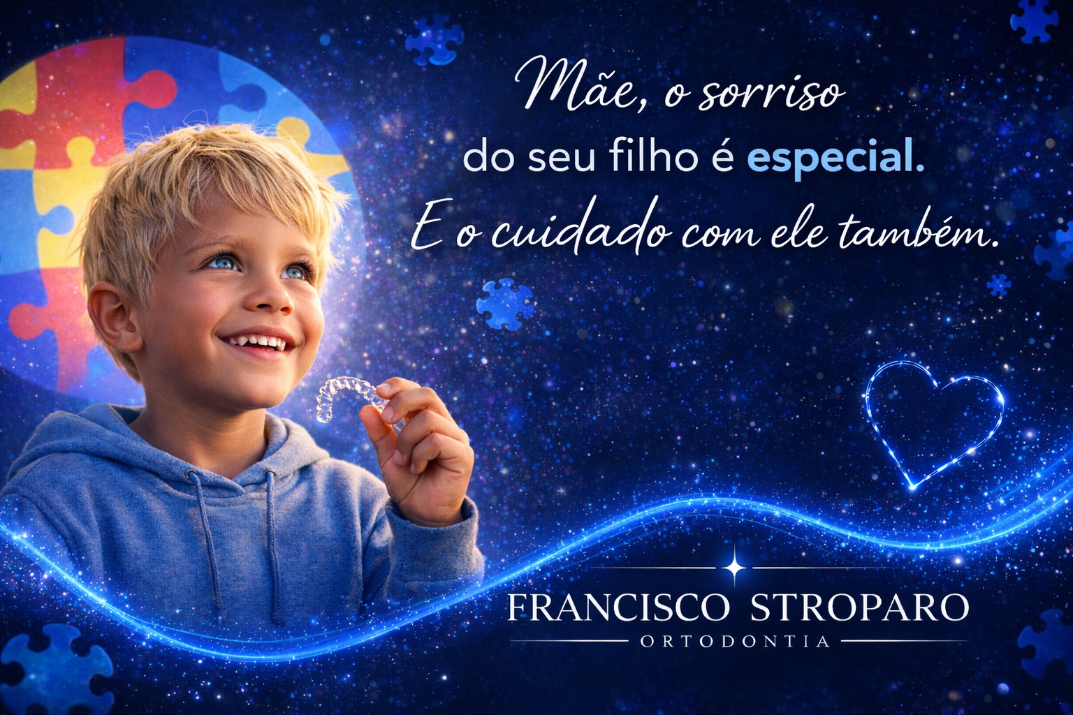 Invisalign para autistas com menino loiro de olhos azuis sorrindo e segurando alinhador, fundo azul com símbolo do autismo e mensagem acolhedora para mães